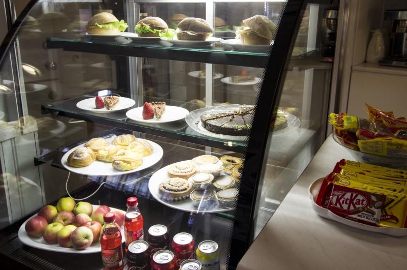 Caféets disk med smörgåsar och fika