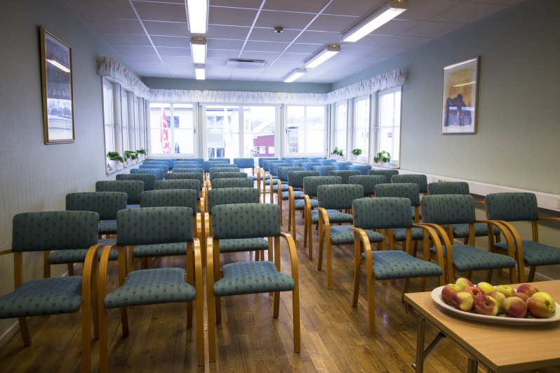 Möteslokal med stolar i biosittning