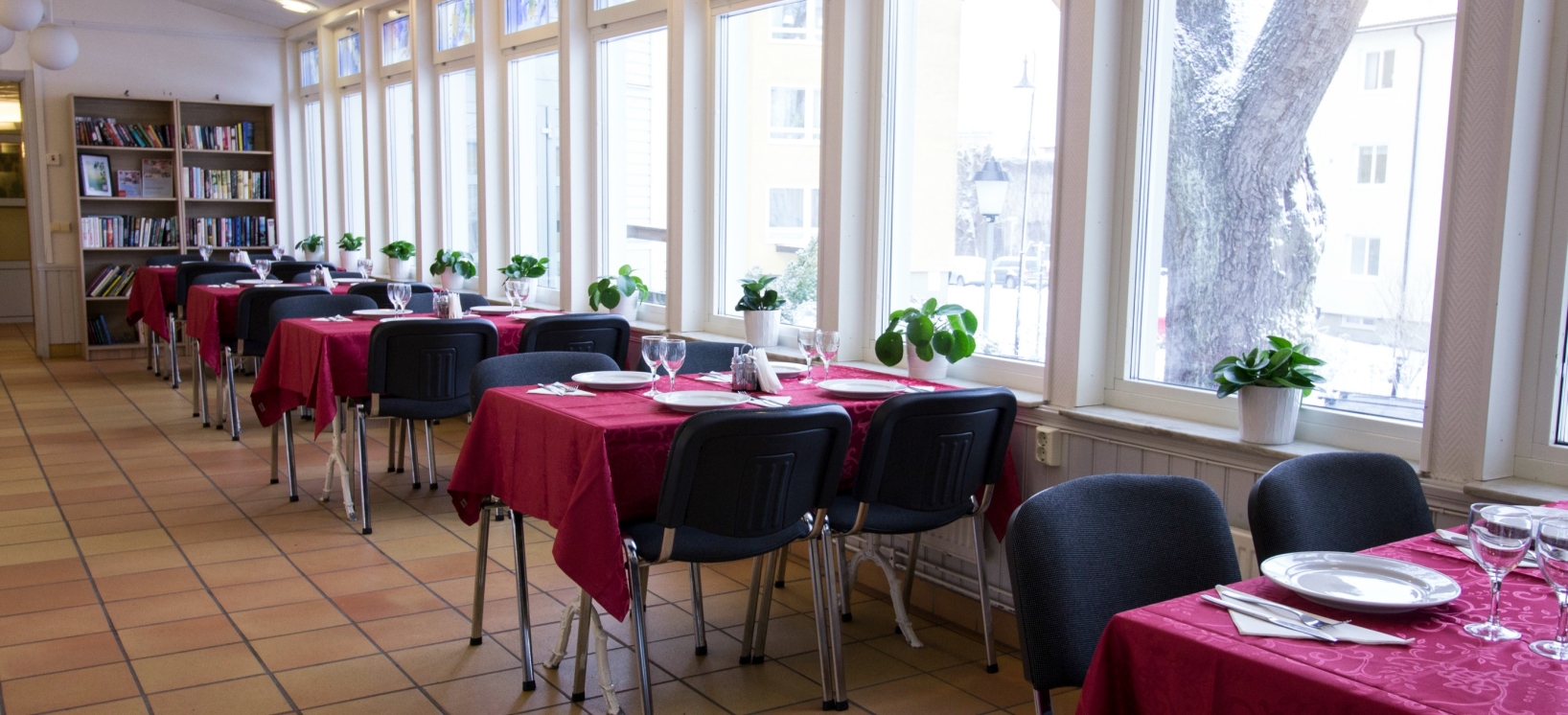 Cafeterian med dukade bord
